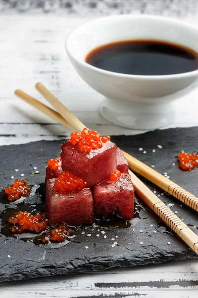 Vörös tonhal sashimi lazackaviár. — Stock Fotó