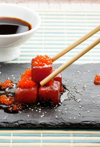 Vörös tonhal sashimi lazackaviár. — Stock Fotó