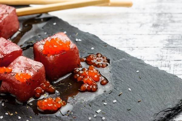 Vörös tonhal sashimi lazackaviár. — Stock Fotó