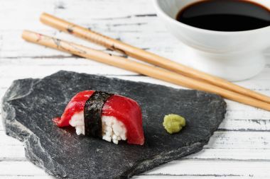 Kırmızı ton balığı Nigiri.