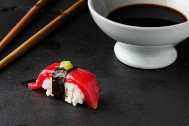 Kırmızı ton balığı Nigiri.