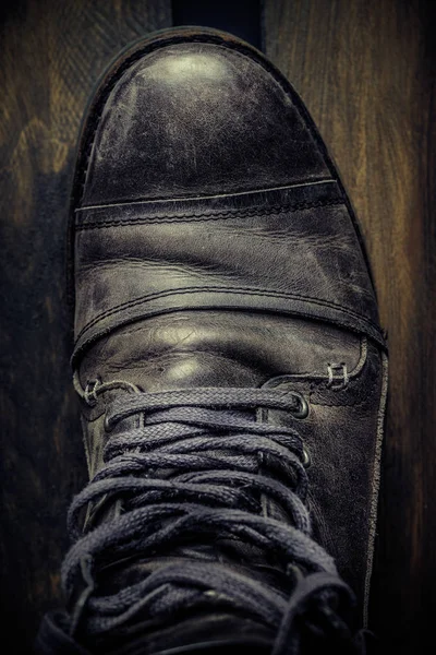 Men leather casual shoe.
