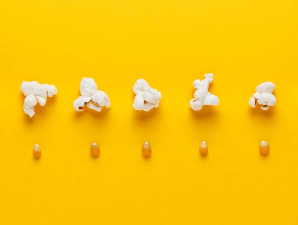 Maiskörner und Popcorn. — Stockfoto