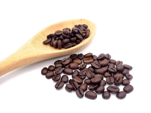 白い背景に隔離された木製スプーンのコーヒー豆 — ストック写真