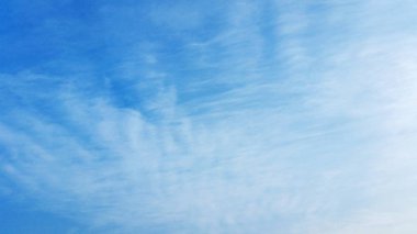 Peri bulutlarıyla çekilmiş temiz mavi bir gökyüzü fotoğrafı. Web alanınızda kullanabileceğiniz sadece sis bulutu olan berrak bir gökyüzü alanı. Malzemesiz Kraliyet fotoğrafı..