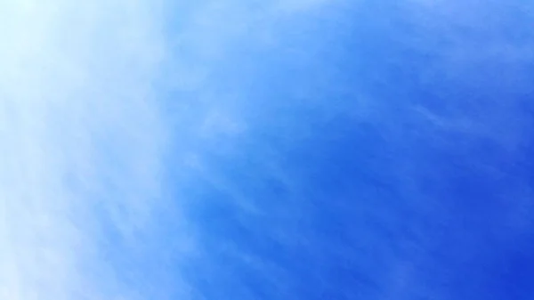 Strahlend Blauer Himmel Mit Nebelschwaden Der Ebene Blaue Raum Mit — Stockfoto