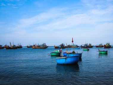 İzole edilmiş beyaz arkaplanda yeşil elmalar