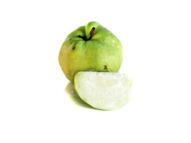 Beyaz arkaplanda yalıtılmış guava meyveleri