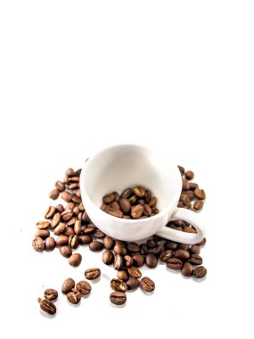 Arabika kahve çekirdekleriyle izole edilmiş kahve fincanı.