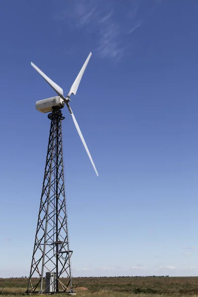 Wind energy. Wind farm against a blue sky. — Stock Photo, Image