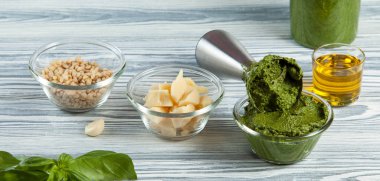 Ev yapımı taze fesleğen sosu. Yakın çekim..