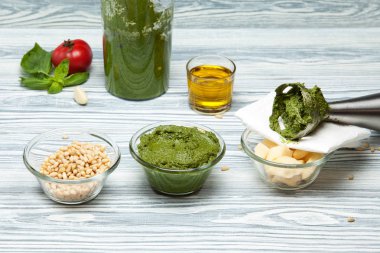 Klasik İtalyan pesto sosu taze fesleğen yapraklarından yapılır..