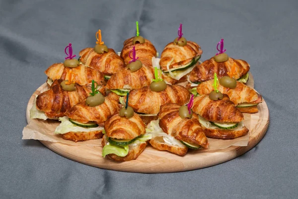 Mini croissants com peixe. Comida rápida. Espaço de cópia . — Fotografia de Stock