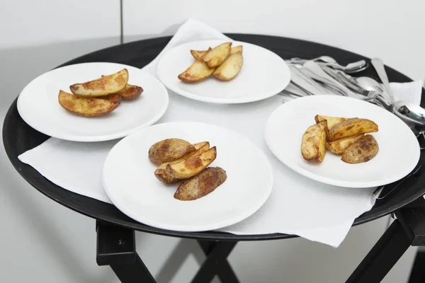 Rebanadas de papas fritas en porciones en platos blancos . — Foto de Stock