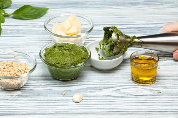Karıştırıcıda taze fesleğenden yapılan ev yapımı pesto sosu.