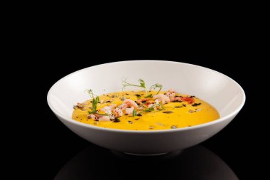 Bir kasede lezzetli balkabağı çorbası, yakın plan, yatay oryantasyon