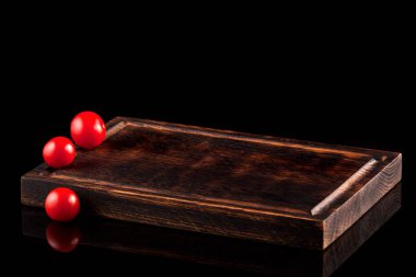 Koyu arkaplandaki dikdörtgen, boş kesme tahtası. Boşluğu kopyala