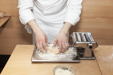 Taze ev yapımı makarna pişirme sürecinin yakın çekimi.