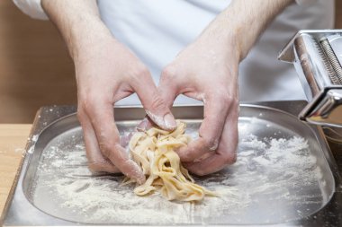 Aşçının elleri yakın plan. Taze servis yapma süreci... 