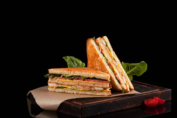 Sanduíches com presunto, queijo, tomate e salada com brasa torrada — Fotografia de Stock