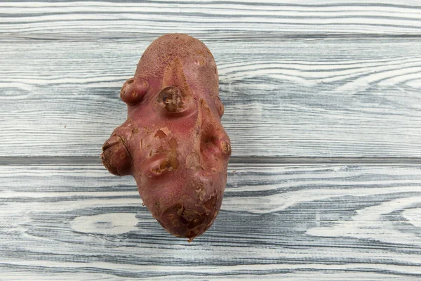 Уродливый картофель на светлом деревянном фоне. Ориентальный взгляд — стоковое фото