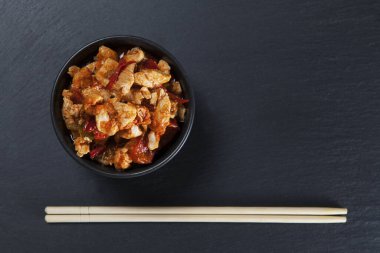 ev yapımı kung pao tavuğu biber ve sebzeler ile.