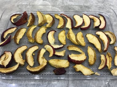 Evde elma cipsi pişirmek. Dilimler - sağlıklı bir vejetaryen atıştırmalığı