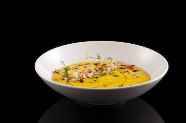 Karidesli balkabağı kremalı çorba. Kabak çekirdeği ve sp ile servis edilir.