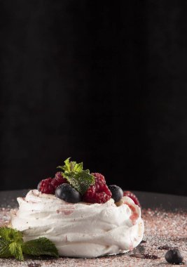 Kremalı, dutlu ve pudra şekerli kremalı tatlı. Boşluğu kopyala.