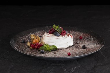 Pavlova, adını Rus balerin Anna Pavlova 'dan alan kremalı bir tatlıdır. Boşluğu kopyala.
