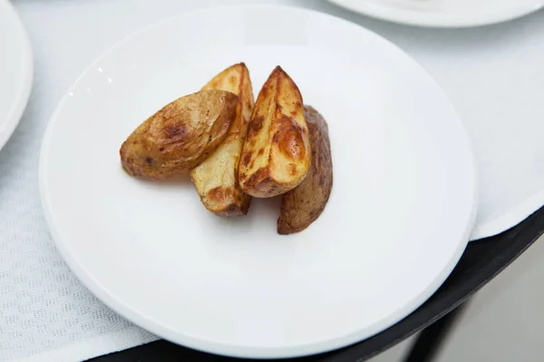 閉鎖だ 白い皿の上に香り高い揚げジャガイモのスライス — ストック写真
