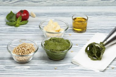 İtalyan pesto 'su blender' da yeni pişmiş. Gerekli malzemeler yakınlarda. - Yakın çekim. Seçici odak.