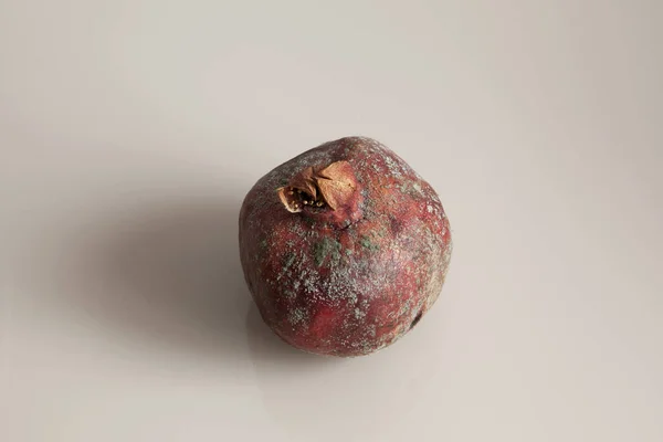 Formowany Owoc Granatu Błyszczącym Stole Miejsce Tekst — Zdjęcie stockowe