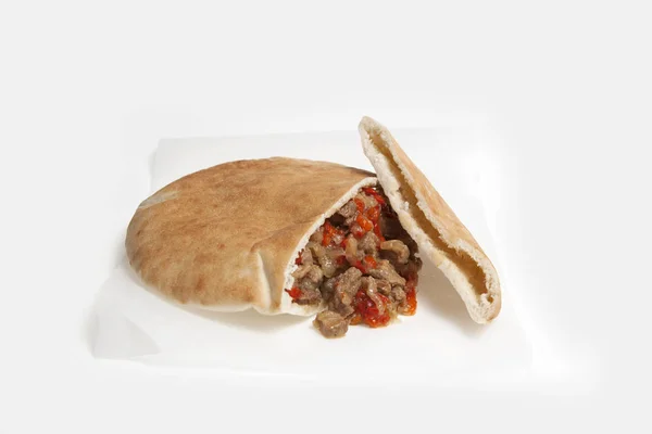 Pita Vagy Arab Kenyér Csirkével Zöldséggel Töltve Könnyű Háttérrel Közelkép — Stock Fotó