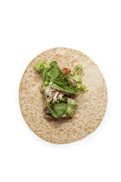 带有肉 蔬菜和生菜的阿拉伯或墨西哥面包 浅背景的圆圆的玉米饼 穿上衣服顶部视图 复制空间 — 图库照片