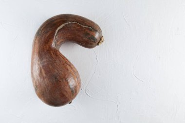 Hafif desenli arka planda çirkin balkabağı tereyağı. Konsept gıda israfı azaltma, çirkin sebzeler yemek. Metin için yer.