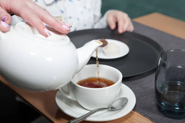 Fiesta Del Familiar Negro Vierte Una Taza Una Tetera Blanca — Foto de Stock