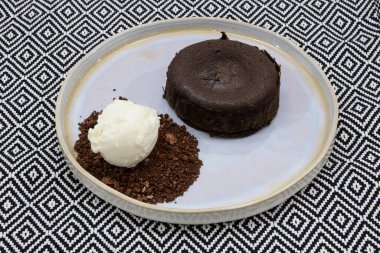 Sıvı çikolata merkezli klasik fondant. Ev yapımı dondurma ve çikolatalı zemin. Yakın plan..