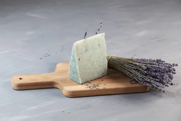 Trozo Queso Lavanda Una Tabla Cortar Madera Rodeada Flores Lavanda — Foto de Stock