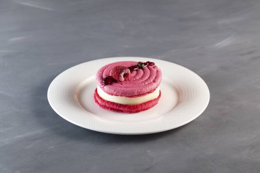 Makaronlu pastaya dayalı vanilyalı tatlı. Gri rengin yapısal arka planı. - Yakın çekim. Seçici odaklanma. Boşluğu kopyala.