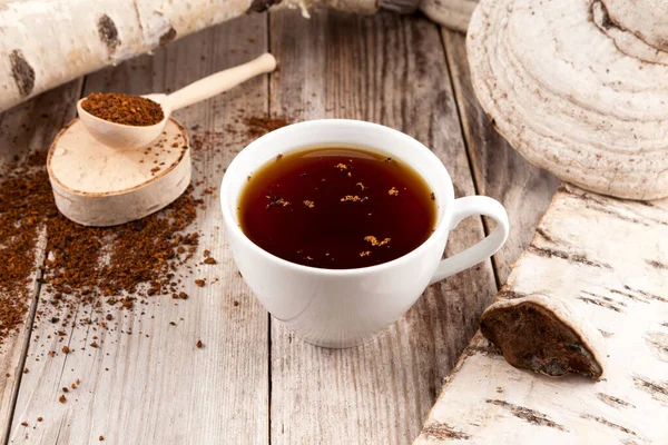 Doğal, organik Chaga mantarı ve chaga mantar çayı. Kırsal biçim.