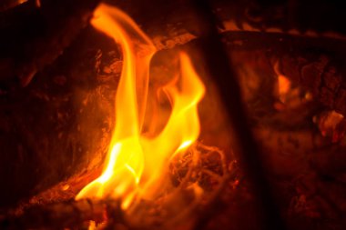 Siyah arka planda yangın turuncu alev gece yangını
