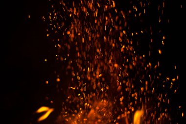 Siyah arka planda yangın turuncu alev gece yangını