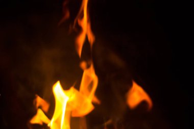 Siyah arka planda yangın turuncu alev gece yangını