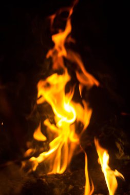 Siyah arka planda yangın turuncu alev gece yangını