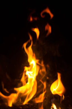 Siyah arka planda yangın turuncu alev gece yangını