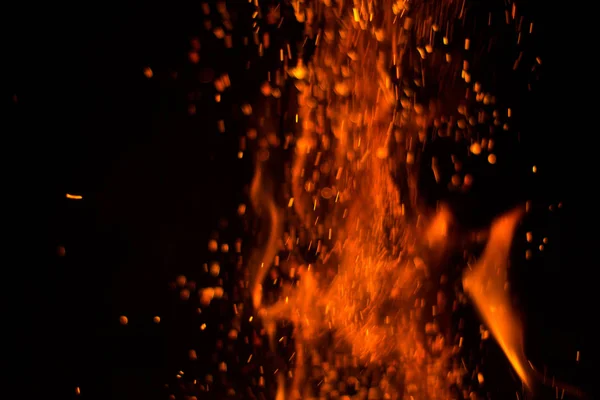 黑色底火上的火橙色火焰夜间火 — 图库照片