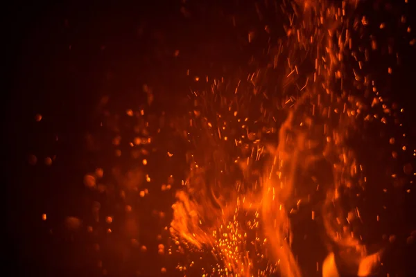 Fogo vermelho acende efeito de sobreposição queimando fogueira