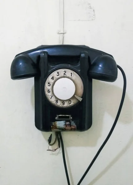 Telefone Preto Velho Fundo Branco — Fotografia de Stock