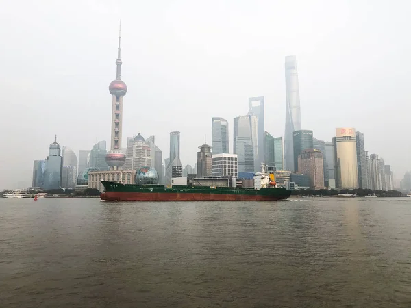 Длинная Лодка Водах Шанхая — стоковое фото